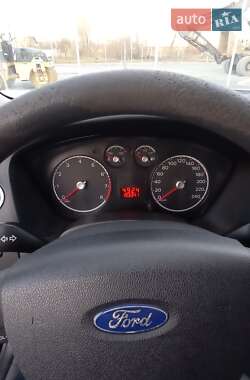 Хэтчбек Ford Focus 2011 в 