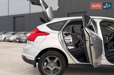 Хэтчбек Ford Focus 2011 в 