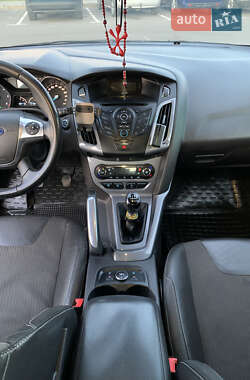 Хэтчбек Ford Focus 2011 в 