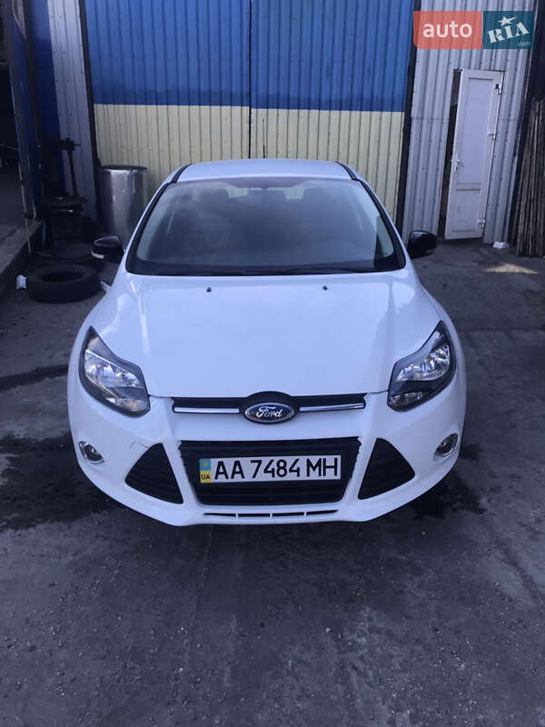 Хэтчбек Ford Focus 2012 в 