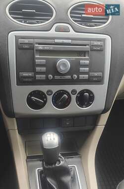 Хэтчбек Ford Focus 2004 в 
