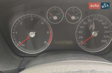 Хэтчбек Ford Focus 2004 в 
