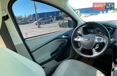 Хэтчбек Ford Focus 2012 в 