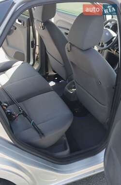 Хэтчбек Ford Focus 2005 в 