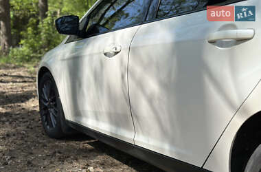 Хэтчбек Ford Focus 2012 в 