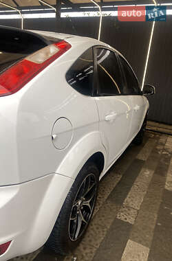 Хэтчбек Ford Focus 2010 в 