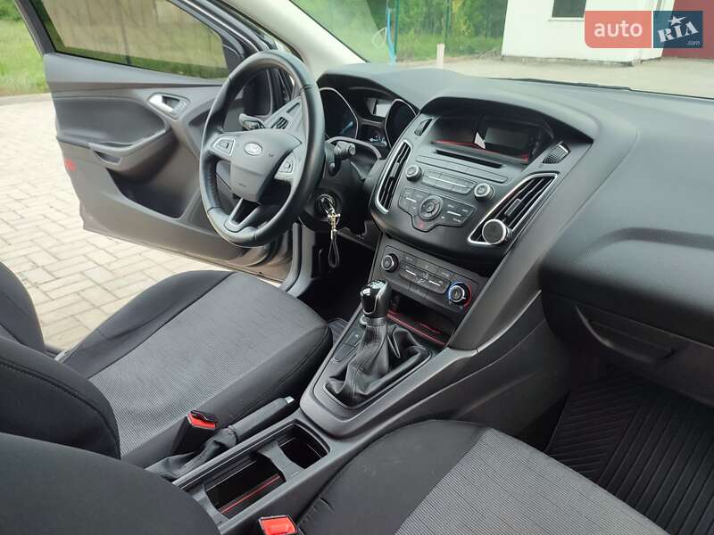 Хэтчбек Ford Focus 2015 в 