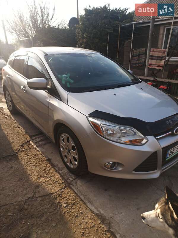 Хэтчбек Ford Focus 2012 в 