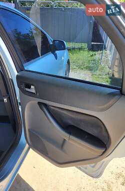 Хэтчбек Ford Focus 2005 в 