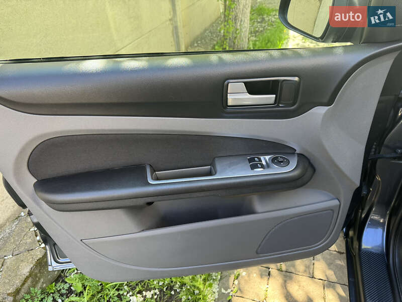 Хэтчбек Ford Focus 2010 в Радивилове