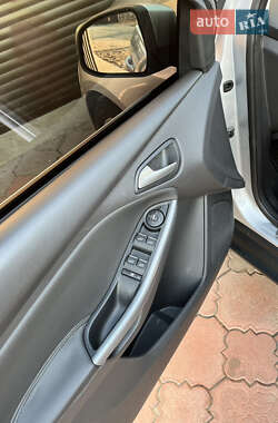 Хэтчбек Ford Focus 2011 в 