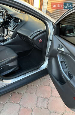 Хэтчбек Ford Focus 2011 в 