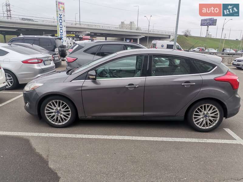 Хэтчбек Ford Focus 2011 в 