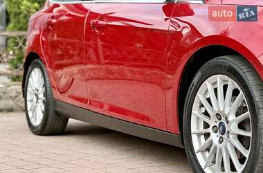 Хэтчбек Ford Focus 2011 в 