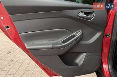 Хэтчбек Ford Focus 2011 в 