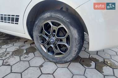 Хэтчбек Ford Focus 2011 в 