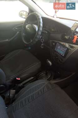 Хэтчбек Ford Focus 2003 в 