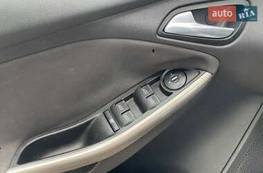 Хэтчбек Ford Focus 2012 в 
