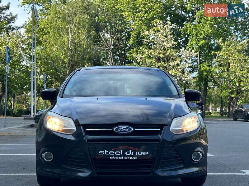 Хэтчбек Ford Focus 2011 в 