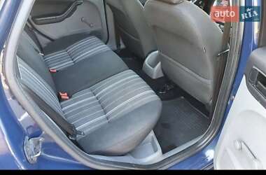 Хэтчбек Ford Focus 2011 в 