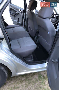 Хэтчбек Ford Focus 2005 в 