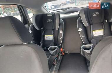 Хэтчбек Ford Focus 2011 в 