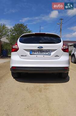 Хэтчбек Ford Focus 2012 в 