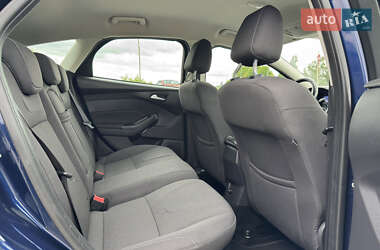 Хэтчбек Ford Focus 2012 в 