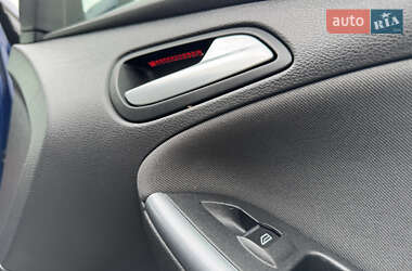 Хэтчбек Ford Focus 2012 в 