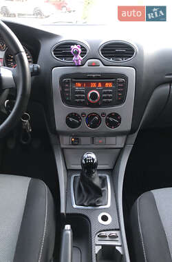 Хэтчбек Ford Focus 2011 в 