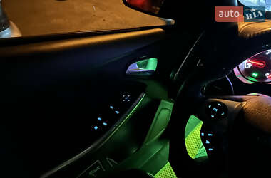Хэтчбек Ford Focus 2012 в 