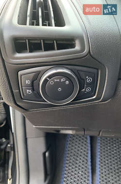 Хэтчбек Ford Focus 2013 в 
