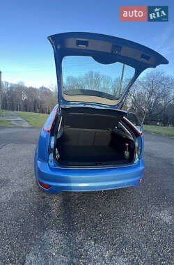 Хэтчбек Ford Focus 2011 в 