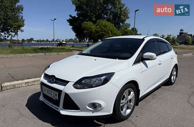 Хэтчбек Ford Focus 2012 в 