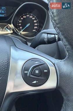 Хэтчбек Ford Focus 2012 в 