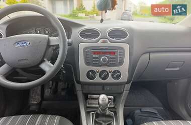Хэтчбек Ford Focus 2011 в 