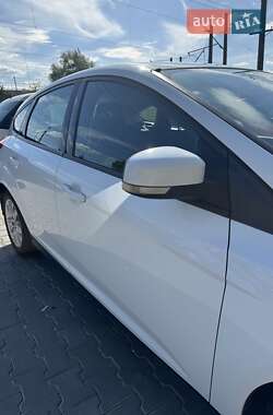 Хэтчбек Ford Focus 2011 в 