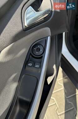 Хэтчбек Ford Focus 2011 в 