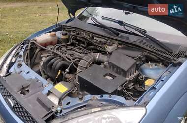 Хэтчбек Ford Focus 2002 в 