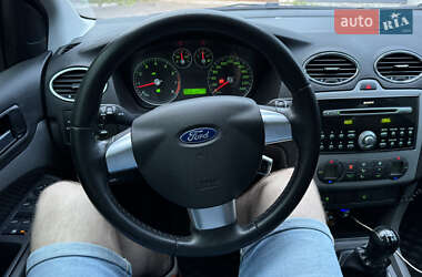 Хэтчбек Ford Focus 2005 в 