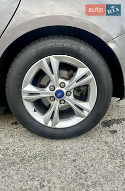 Хэтчбек Ford Focus 2012 в 