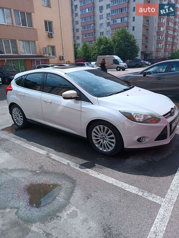 Хэтчбек Ford Focus 2012 в 