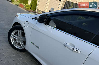 Хэтчбек Ford Focus 2012 в 