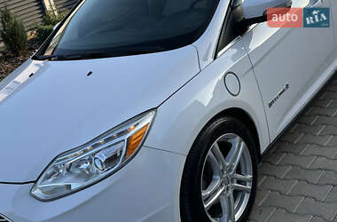 Хэтчбек Ford Focus 2012 в 