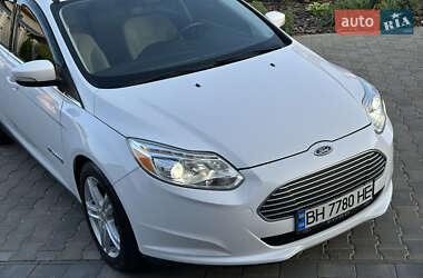 Хэтчбек Ford Focus 2012 в 