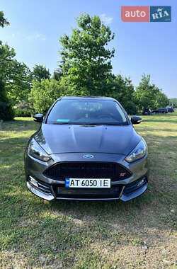 Хетчбек Ford Focus 2015 в Чернівцях
