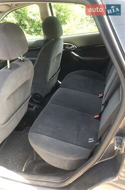 Хэтчбек Ford Focus 2003 в 