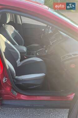 Хэтчбек Ford Focus 2011 в 