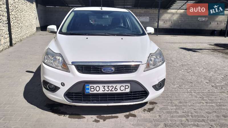 Хэтчбек Ford Focus 2011 в 