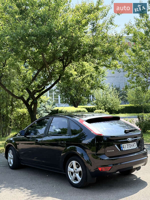 Хэтчбек Ford Focus 2011 в Обухове